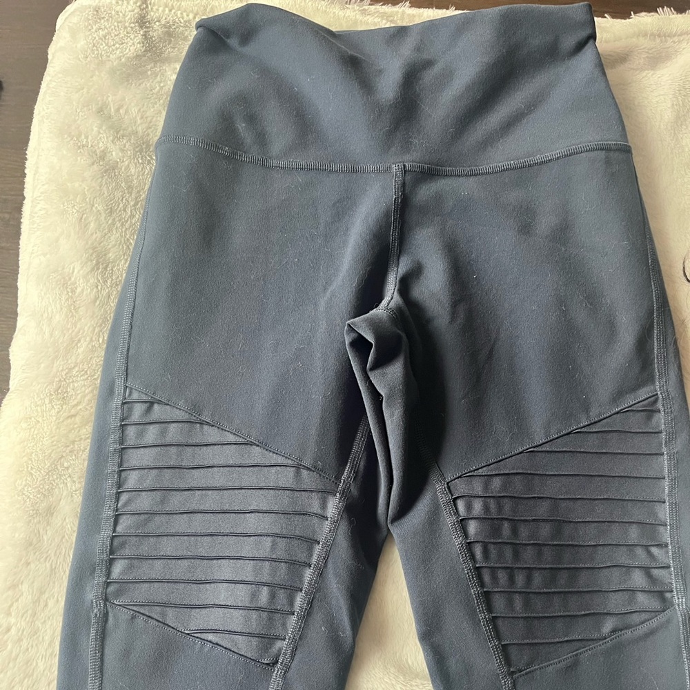ALO WOMENS YOGA LEGGINS. GREY BLUE. Great material! GREAT BRAND. Never worn.